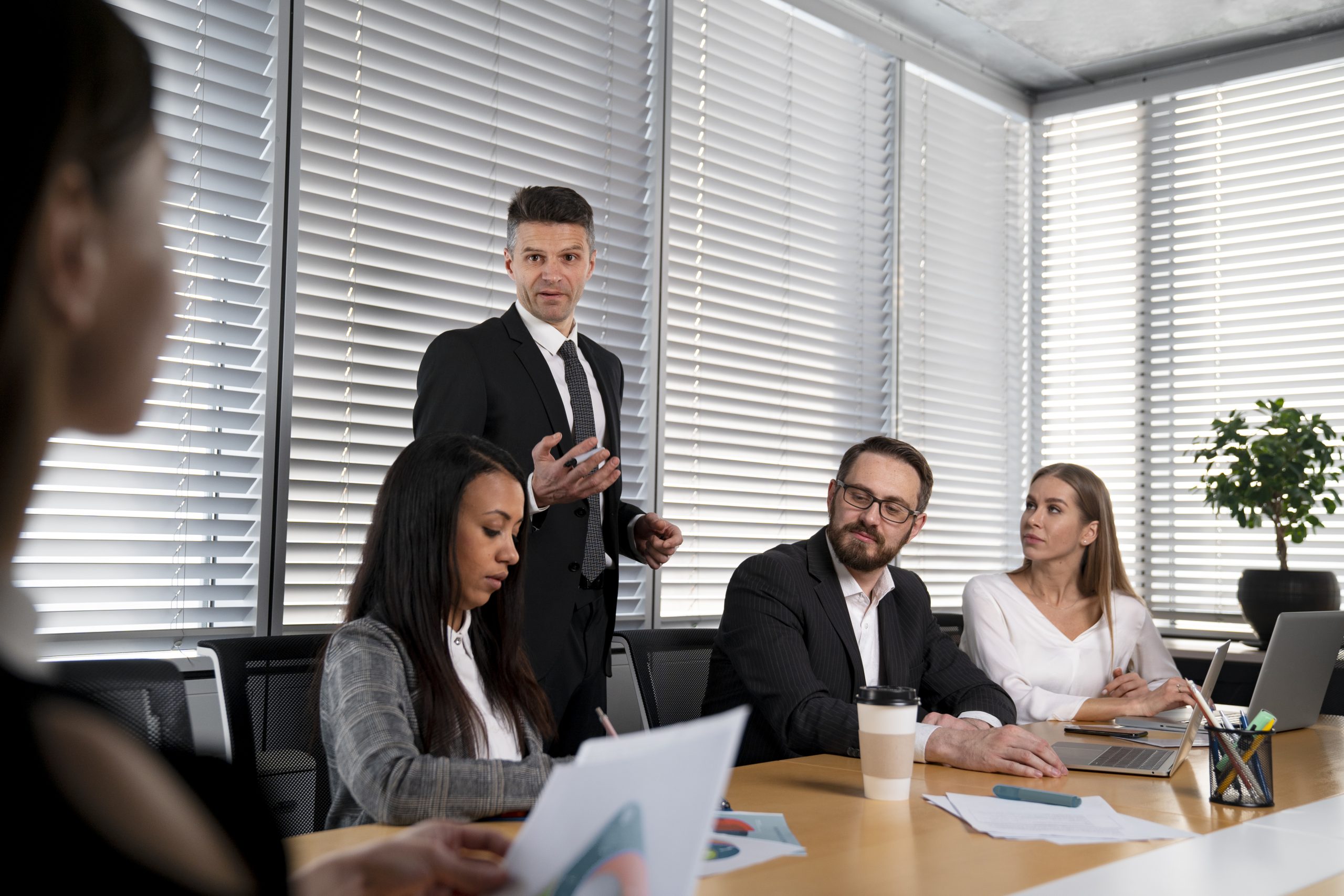 fechar-as-pessoas-na-reuniao-de-negocios